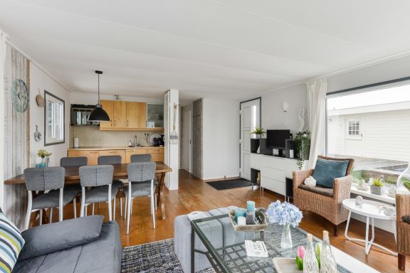Bright and Comfortable Houseboat 