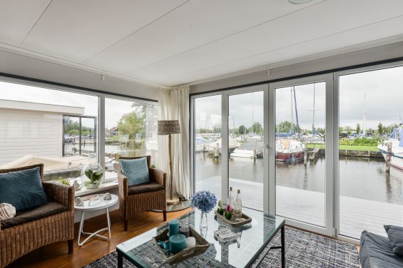 Bright and Comfortable Houseboat 