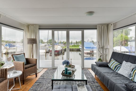 Bright and Comfortable Houseboat 