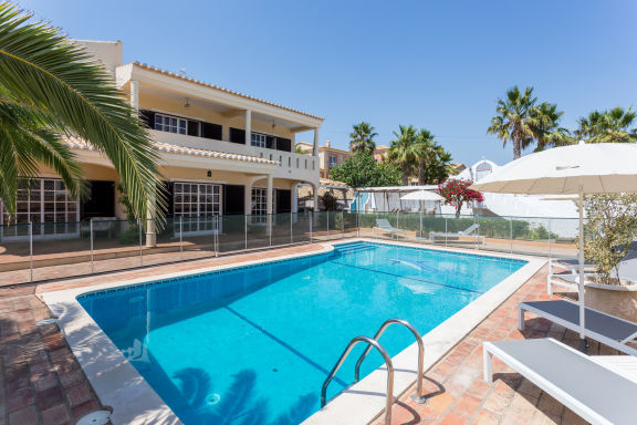 Luxury Boutique Retreat Location (20 people).
