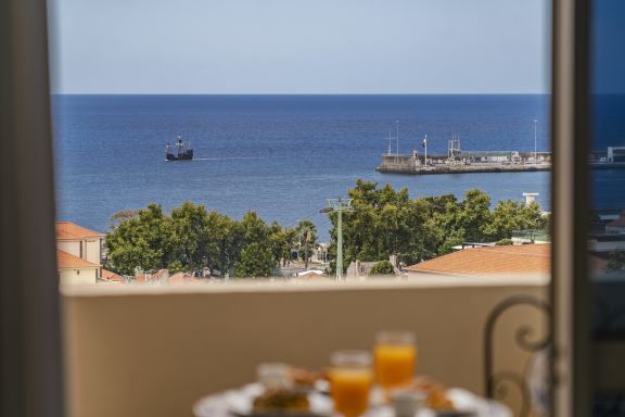 Licht und Meerblick in Funchal Centre, Alegria III
