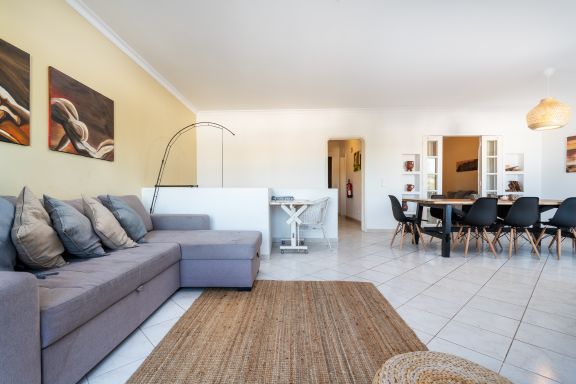 Sunny home for families or friends