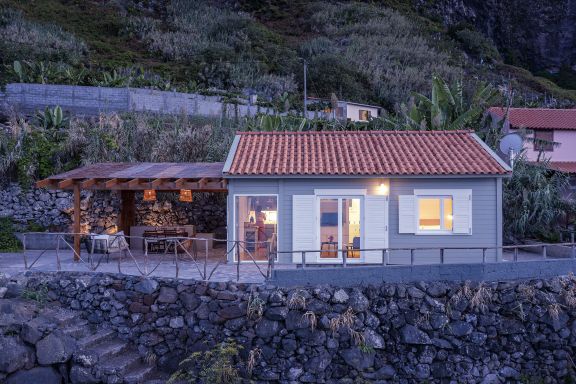 Um refúgio à beira-mar, Casa da Rocha de Baixo
