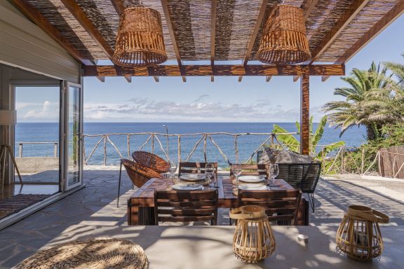 Um refúgio à beira-mar, Casa da Rocha de Baixo