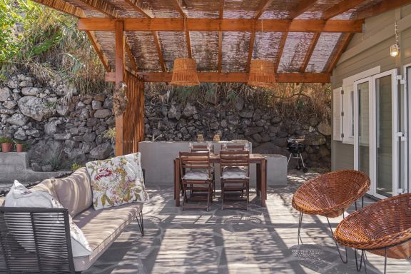 Um refúgio à beira-mar, Casa da Rocha de Baixo
