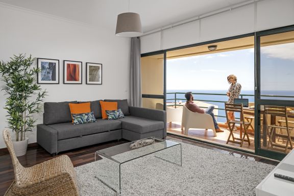 Garajau II, avec grand balcon et vue sur la mer.