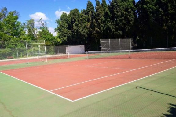 Charmant Mazet, idéal en famille, piscine, tennis.