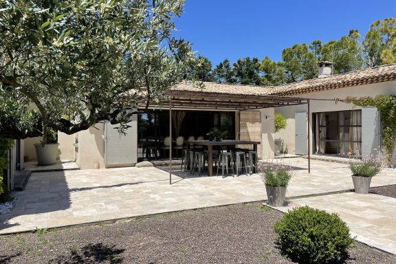 Belle villa contemporaine, piscine et grand jardin