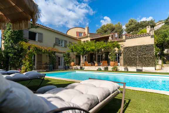 Provencal bastide with heated pool near Alpilles and Luberon