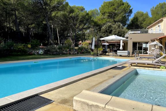 Villa des Pins, beautiful family home, near Aix en Provence, 8 people
