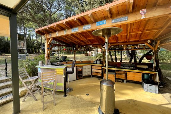 Villa des Pins, beautiful family home, near Aix en Provence, 8 people