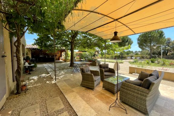 Villa à Rognes avec grand jardin et jacuzzi