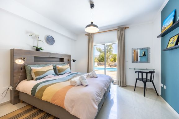 Casa Skip - 4 bedroom villa with lush garden!