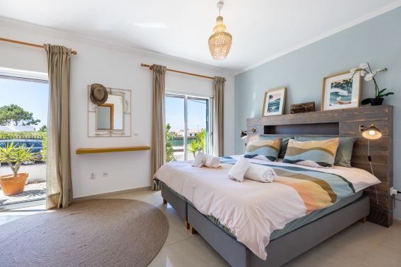 Casa Skip - 4 bedroom villa with lush garden!