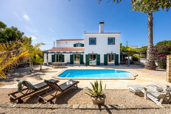 Casa Skip - 4 bedroom villa with lush garden!