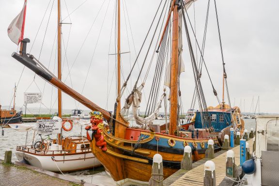 Volendam Old Bridge Residence R6 