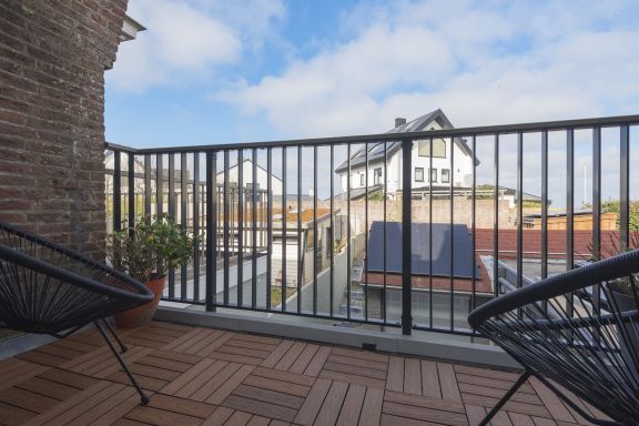 Coastal Inn - Private Room + Balcony