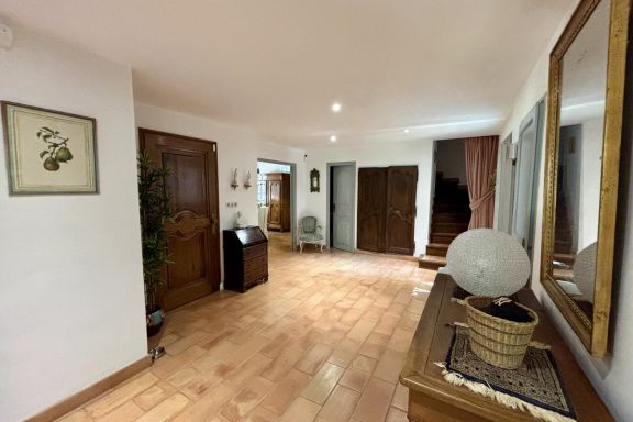 Villa familiale avec piscine et terrasse ombragée