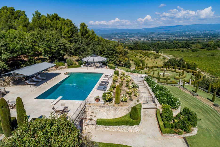 House with swimming pool for rent in Bonnieux