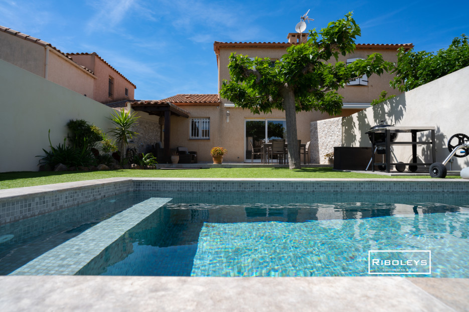 Grand jardin avec piscine privée