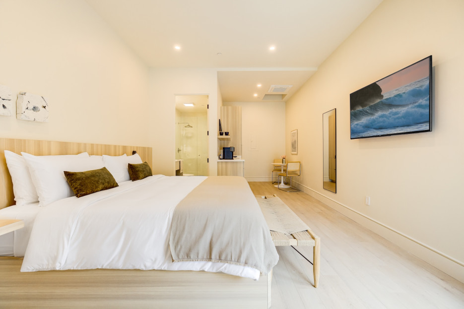 King-size bed, sleeps 2,  Sony Smart TV