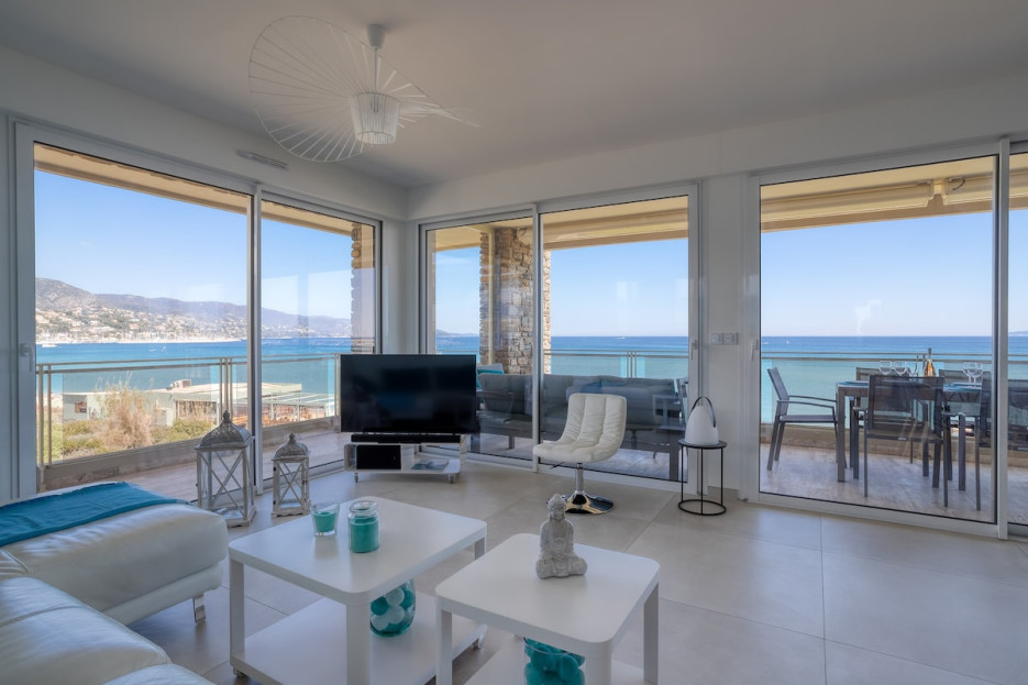 Séjour vue mer avec TV 