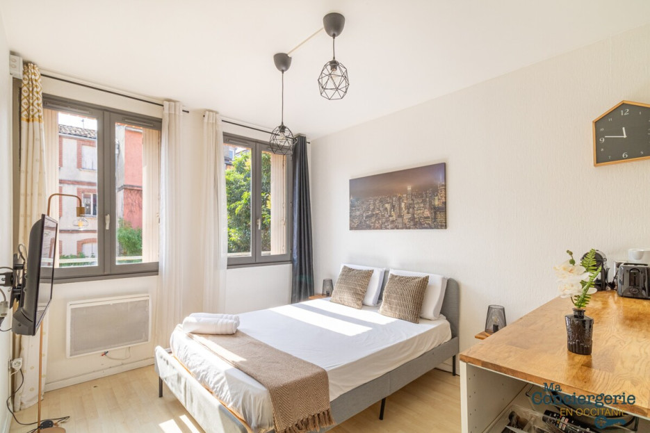 Coin nuit lumineux avec fenêtres donnant sur une cour intérieur