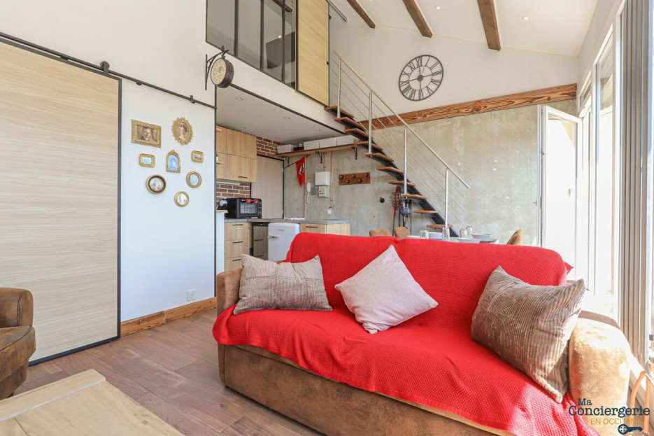 Espace séjour lumineux avec balcon