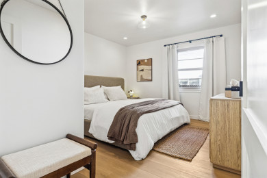 King-size bed, sleeps 2, smart TV