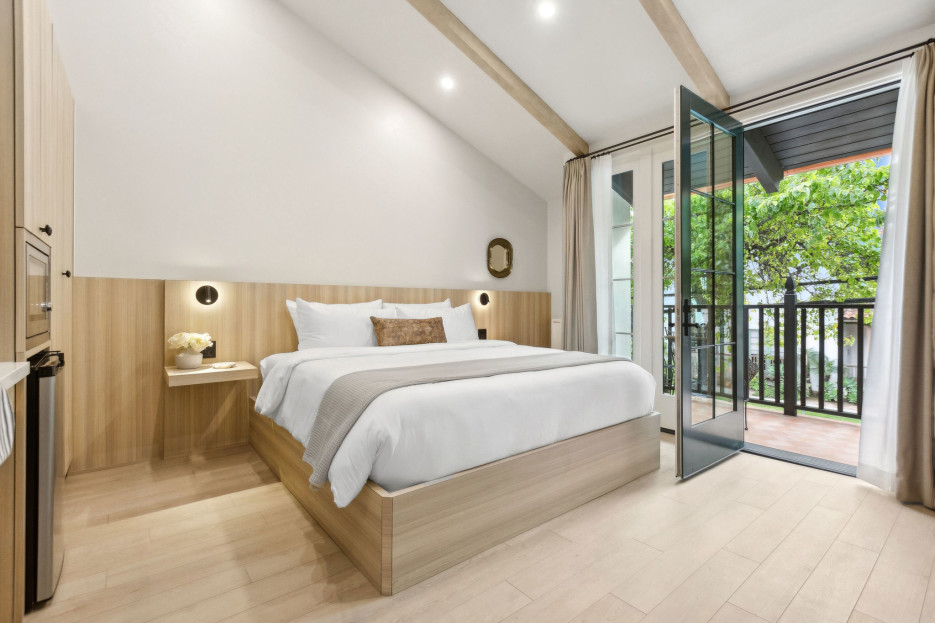 King-size bed, sleeps 2 (Cool Gel Chill memory foam mattress)