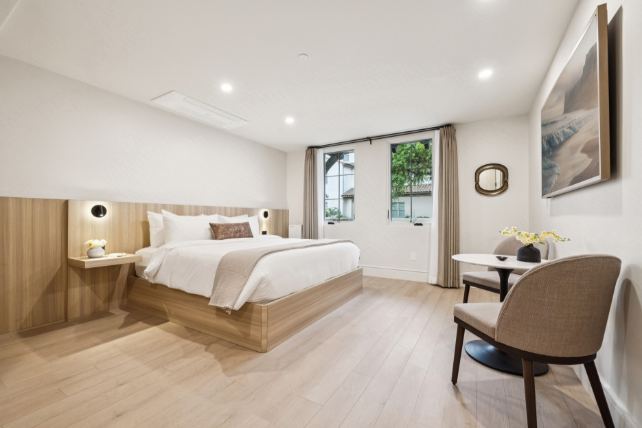 King-size bed, sleeps 2, seating area, and 65