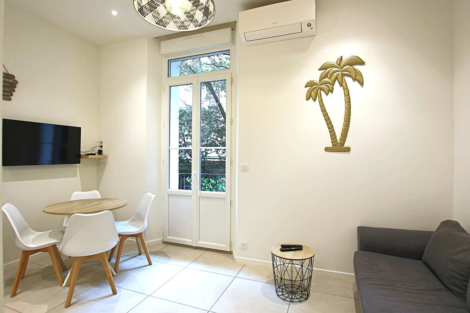 Equipped AC living room with sofa bed 1 sleep, TV, internet and balcony