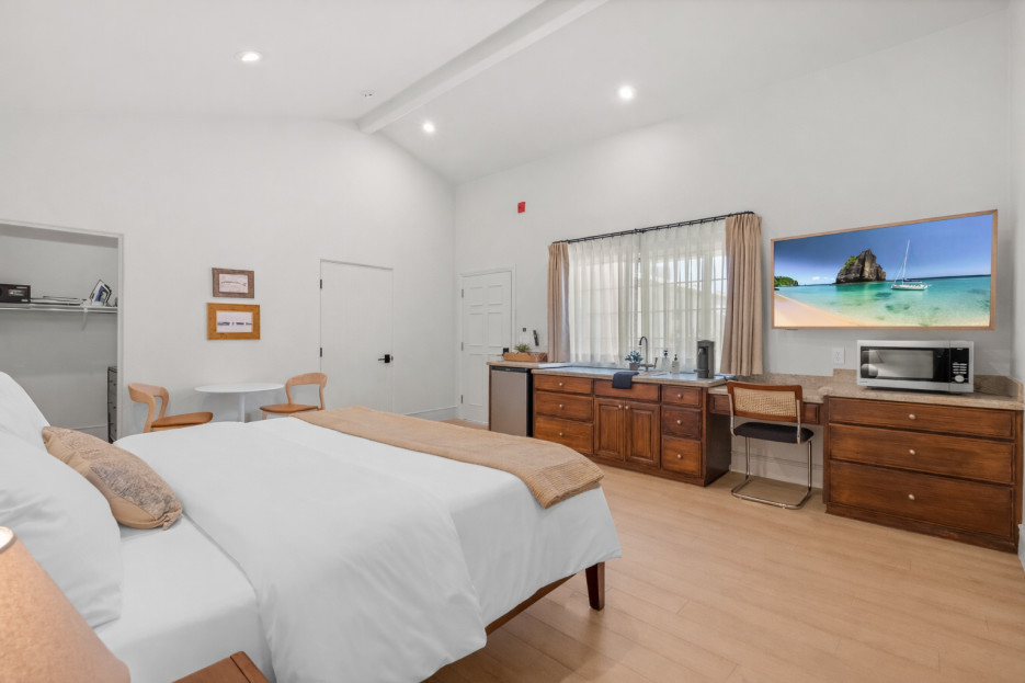 King-size bed, sleeps 2, seating area, and 65