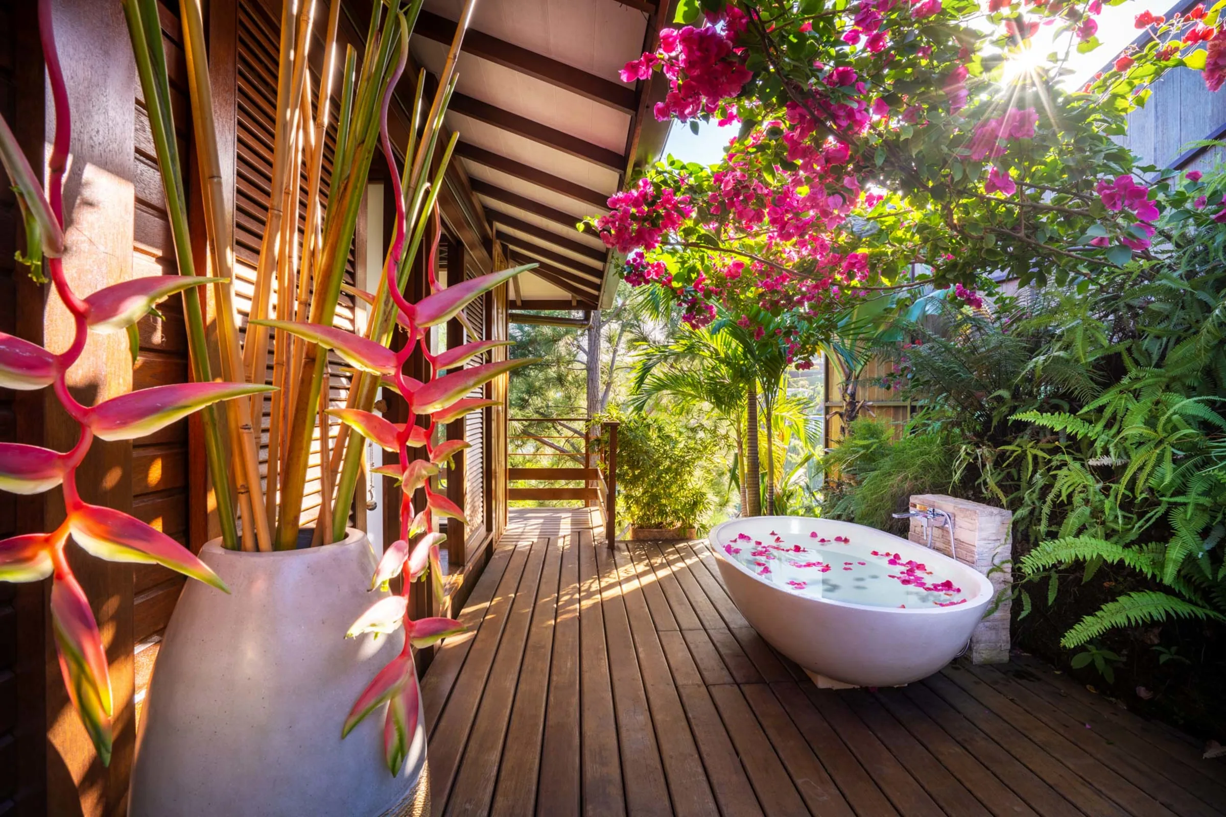 Baignoire extérieure fleurie dans un jardin tropical