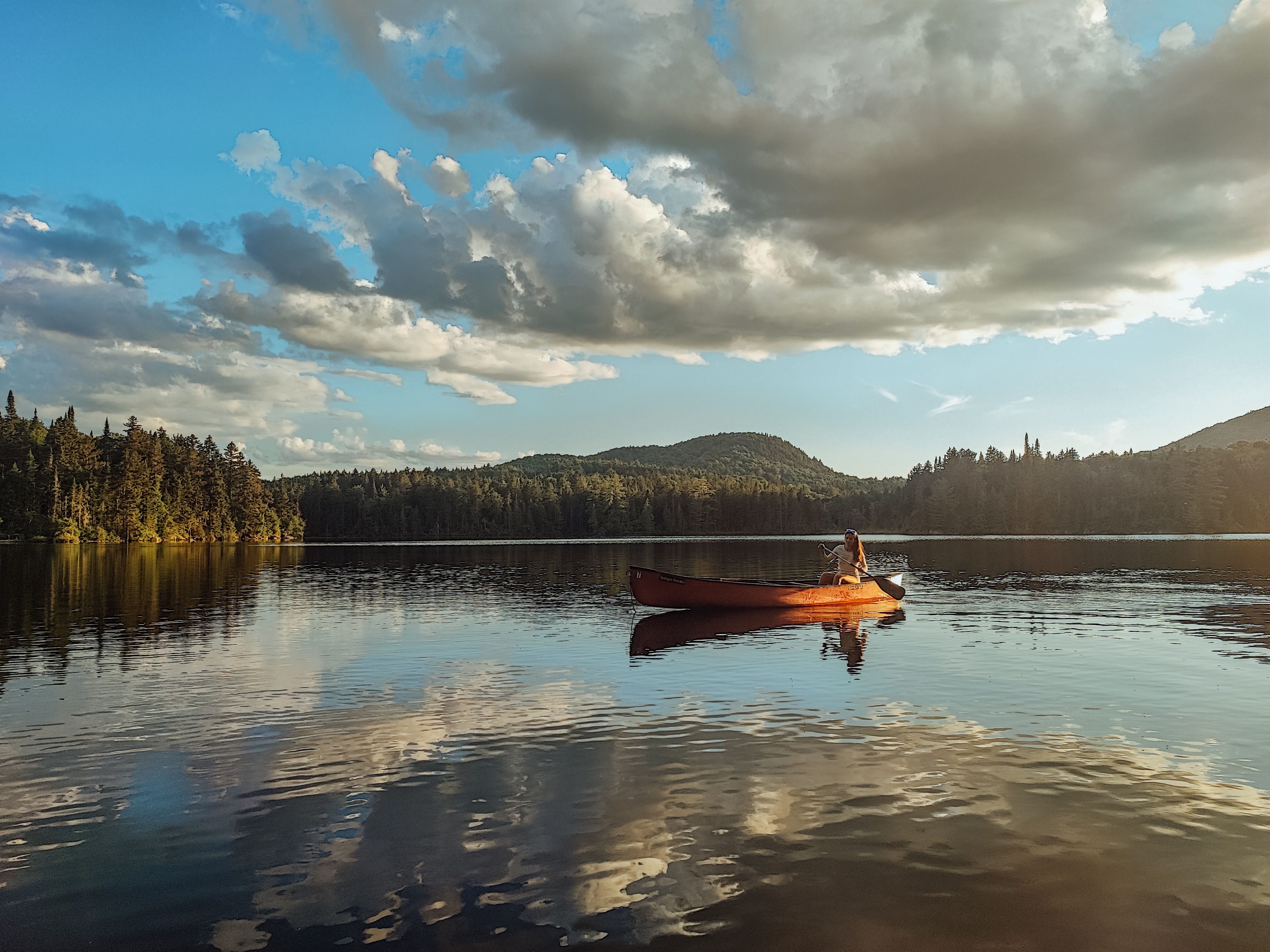 Canot sur le lac Cordon aux Refuges Perchés