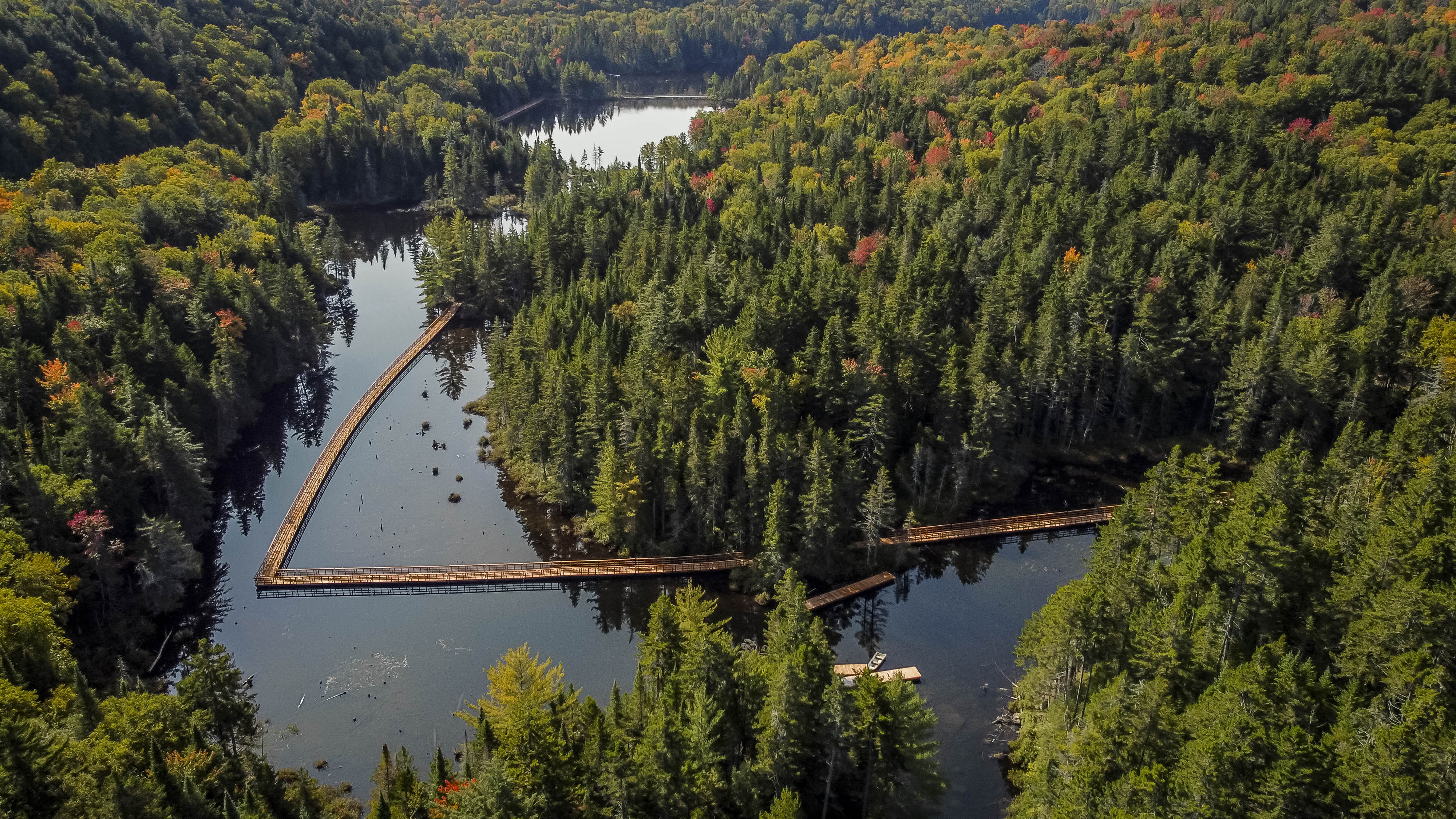 La passerelle du sentier L’aquatique au-dessus du Lac la Truite