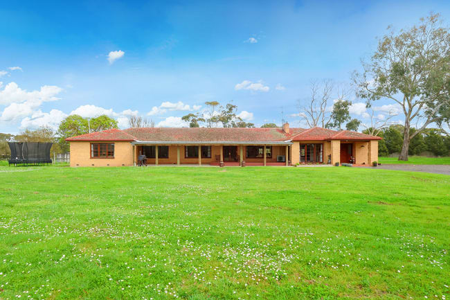 'Oak Park' 652 Myamyn-Macarthur Road Breakaway Creek VIC 3303 'Oak Park' 652 Myamyn-Macarthur Road Breakaway Creek VIC 3303