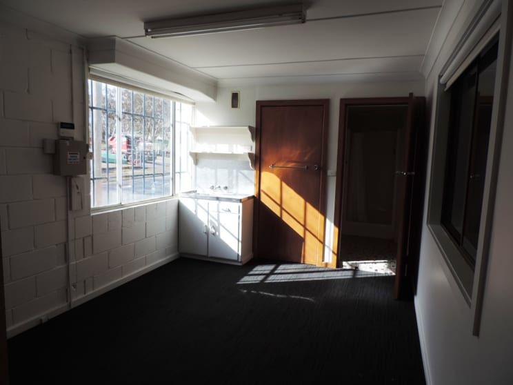Click to view all images 89 Knox Street Goulburn NSW 2580 - Image 3