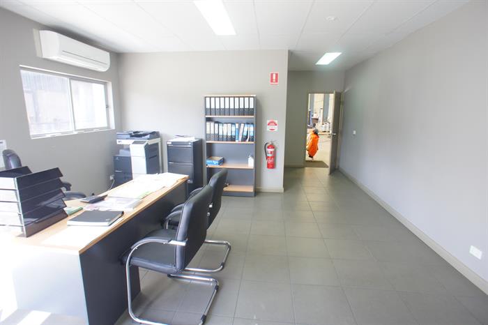 Click to view all images Unit 2, 3 Pippita Close Beresfield NSW 2322 - Image 2