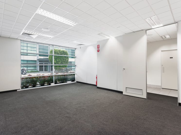 3/3 Westside Avenue Port Melbourne VIC 3207 - Image 2