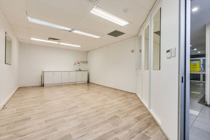 Click to view all images 1B/182 Bay Terrace Wynnum QLD 4178 - Image 2