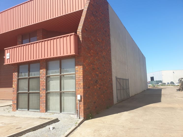 Click to view all images 4/23-25 Norton Drive Melton VIC 3337 - Image 2
