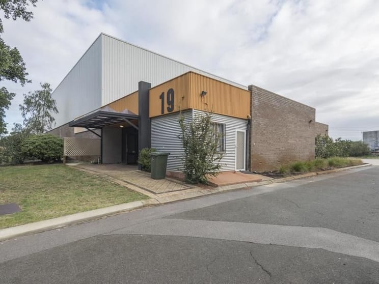 Click to view all images 19 Stanford Way Malaga WA 6090 - Image 2