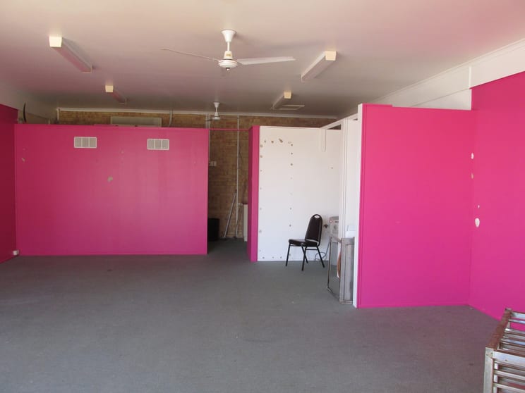 Click to view all images 564 Esplanade Urangan QLD 4655 - Image 2