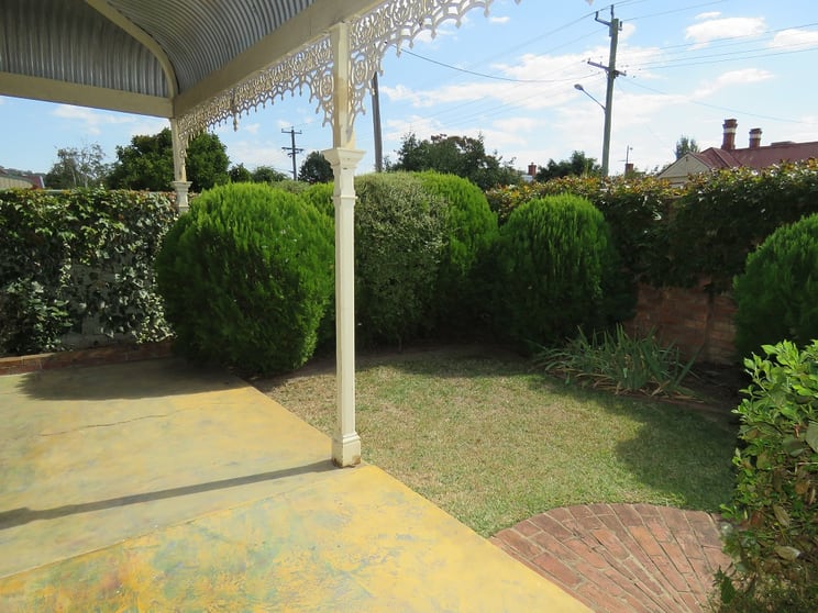 571 Englehardt Street Albury NSW 2640 - Image 2