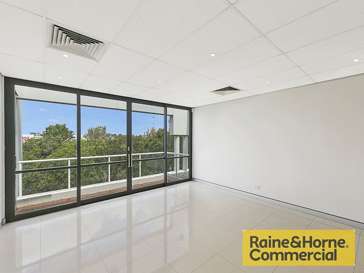 Click to view all images 9/10 Hudson Road Albion QLD 4010 - Image 3