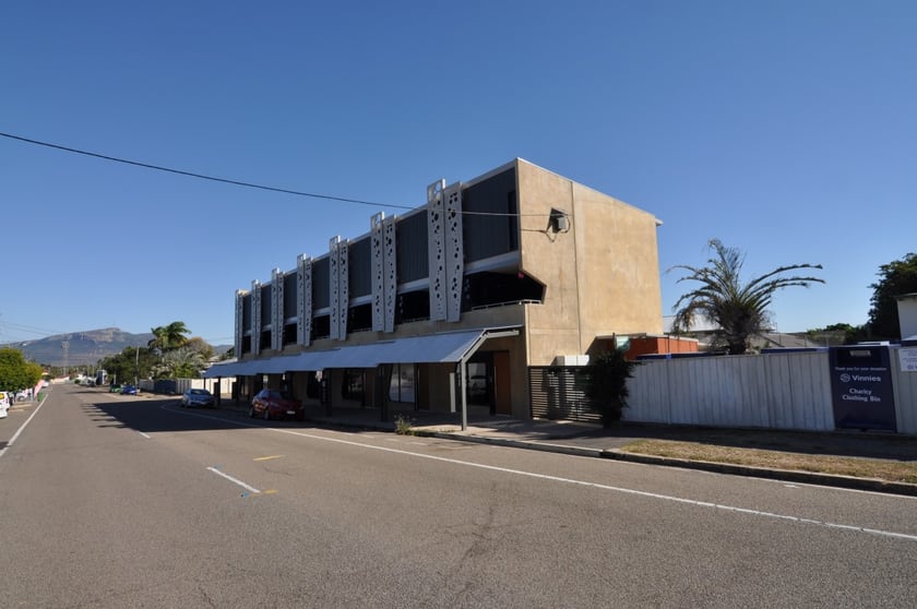 Click to view all images 20 Echlin Street West End QLD 4810 - Image 1