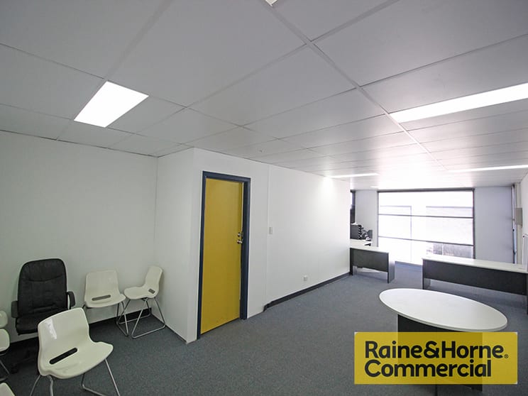 Click to view all images 2/26 Navigator Place Hendra QLD 4011 - Image 3