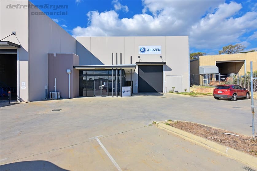 Click to view all images 2/5 Geelong Court Bibra Lake WA 6163 - Image 2