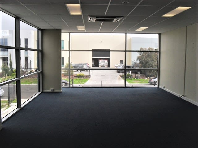 2/25  Lillee Crescent Tullamarine VIC 3043 - Image 2